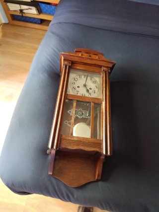 Reloj de pared antiguo de madera