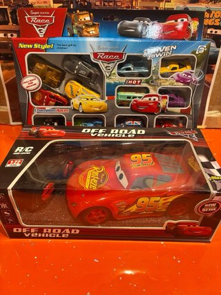Cars: Caja 12 coches + coche teledirigido