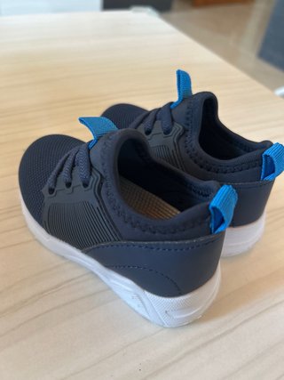 Zapatos bebé deportivos sin estrenar