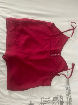 Camiseta tirantes roja anudada