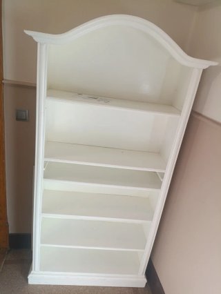 Estantería de madera blanca