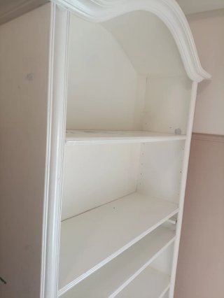 Estantería de madera blanca