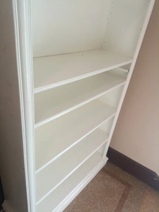 Estantería de madera blanca