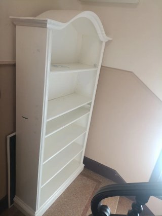 Estantería de madera blanca
