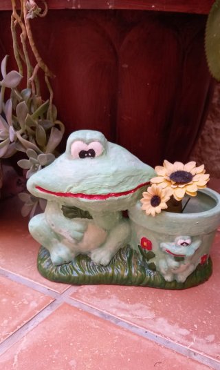 Figura rana con macetero de cerámica