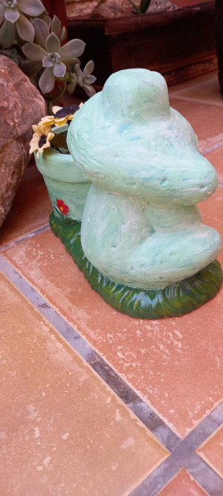 Figura rana con macetero de cerámica