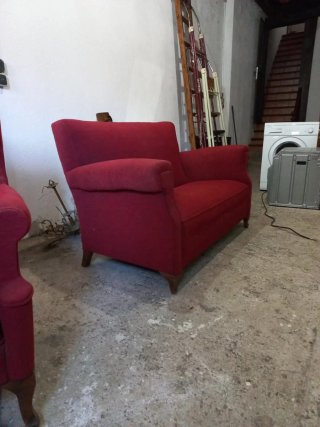 Sofá y butaca de tela roja