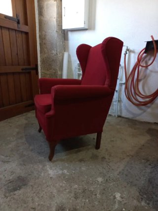 Sofá y butaca de tela roja