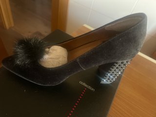 Zapatos de tacón negros con pompón