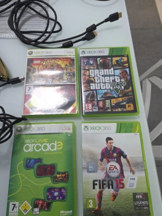 Xbox 360 con mandos y juegos