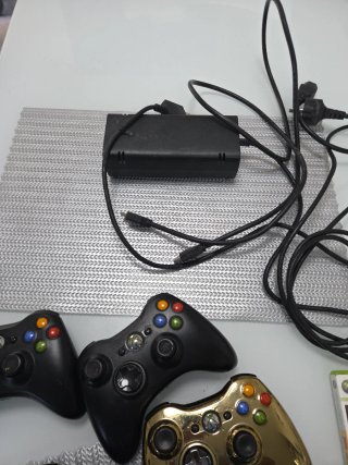 Xbox 360 con mandos y juegos