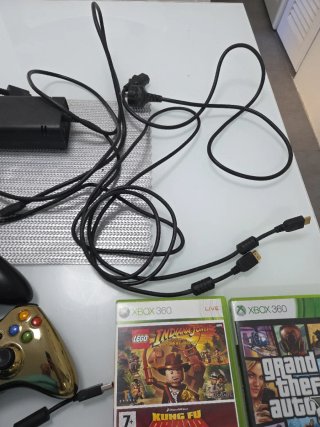 Xbox 360 con mandos y juegos