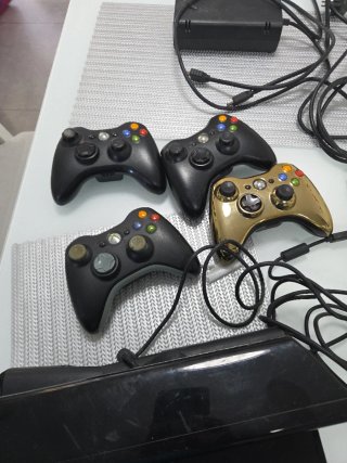 Xbox 360 con mandos y juegos