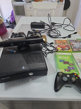 Xbox 360 con mandos y juegos