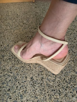 Sandalias cuña Zara beige