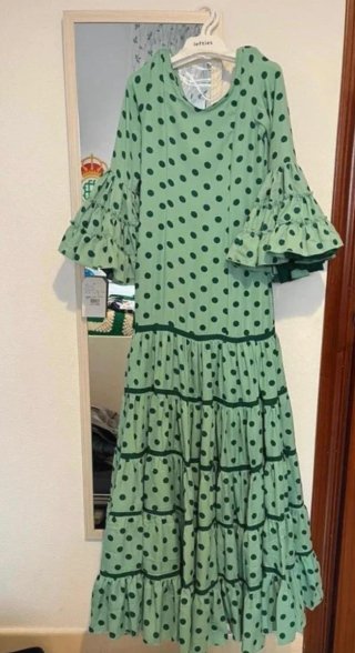 Traje de flamenca verde lunares nuevo.