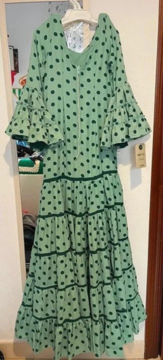 Traje de flamenca verde lunares nuevo.