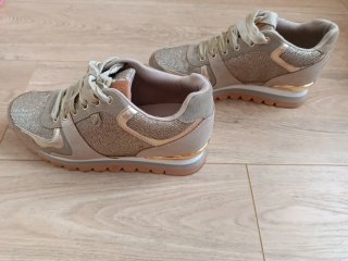 Zapatillas Gioseppo Beige y Doradas