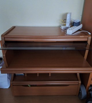 Mueble de madera con cristal con ruedas