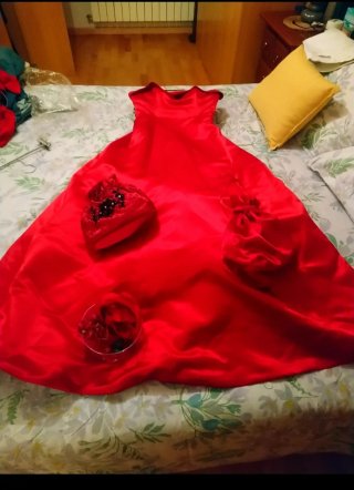 Vestido de fiesta rojo,comprado en tienda de traje