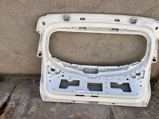 Portón trasero Kia Niro Blanco con pequeño golpe
