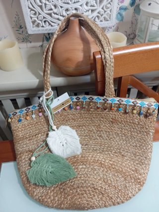 Bolsos de paja estilo boho decorados a mano
