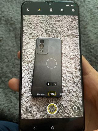 Funda y móvil negro