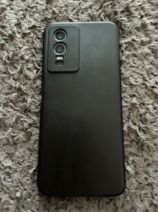 Funda y móvil negro