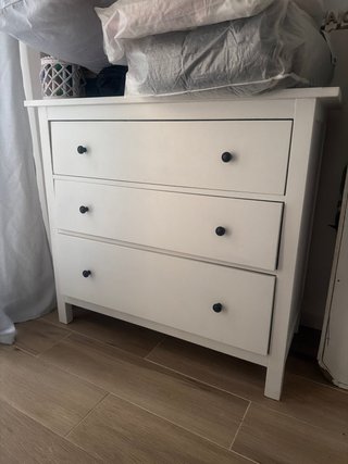 Cómoda blanca de madera