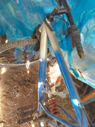 Bicicleta de montaña azul