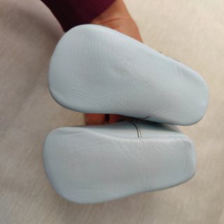 Patucos piel azul claro talla 15
