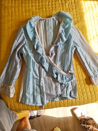 Elegante blusa azul y gris con volantes