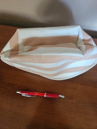 Borsa da toilette Christian Dior a righe beige e bianco