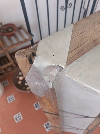 Panera antigua para lavar en el río