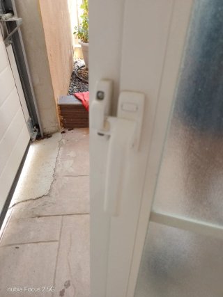 Ventana blanca con marco para hueco 110*60