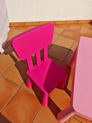 Mesa y 2 sillas infantiles IKEA rosa
