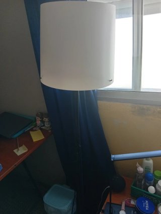 Lámpara de pie Ikea blanca y azul