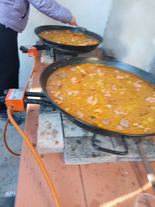 se hacen paellas por encargo de todo tipo