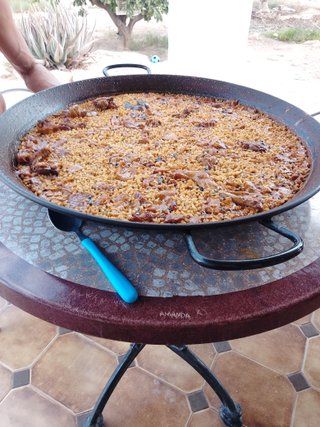se hacen paellas por encargo de todo tipo
