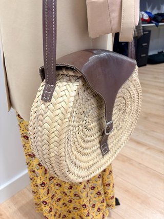 Bolso de rafia redondo con detalles en piel