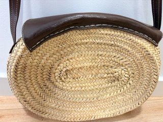Bolso de rafia redondo con detalles en piel
