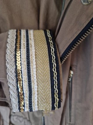 Parka verde con bordados