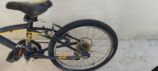 2 Bicicletas un infantil ruedas desinfladas