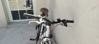 2 Bicicletas un infantil ruedas desinfladas