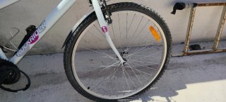 2 Bicicletas un infantil ruedas desinfladas