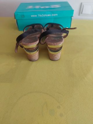 Sandalias cuña 1to3 corcho tiras negras talla 39