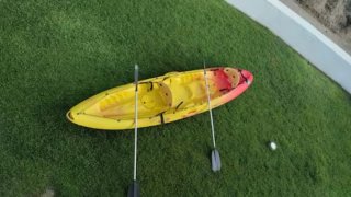 Kayak doble amarillo y rojo