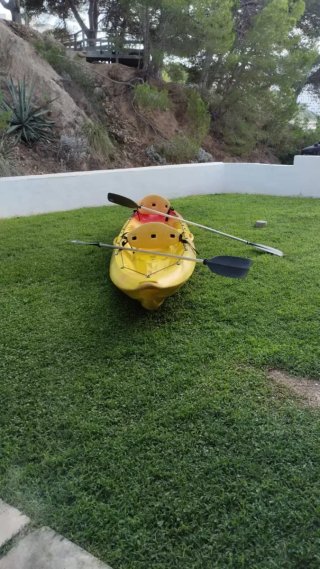 Kayak doble amarillo y rojo