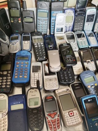 Lote 70 teléfonos móviles antiguos