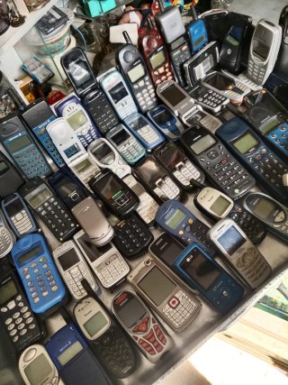 Lote 70 teléfonos móviles antiguos